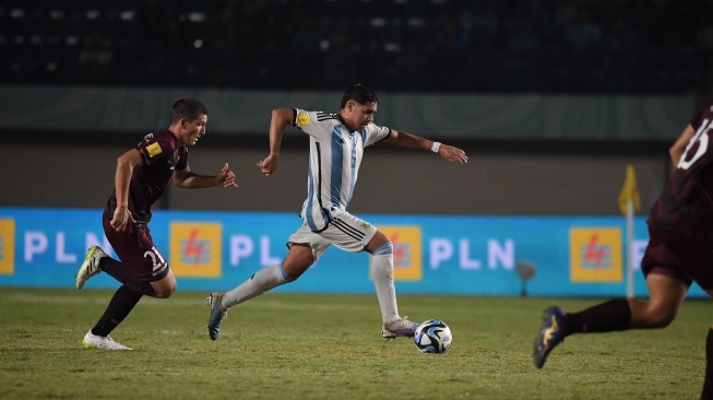 Duel Argentina U-17 vs Venezuela U-17 pada sesi 16 besar Piala Planet U-17 2023 di area Stadion Si Jalak Harupat, Bandung, Selasa (21/11/2023) waktu malam WIB. [Dok. LOC WCU17/SBN]