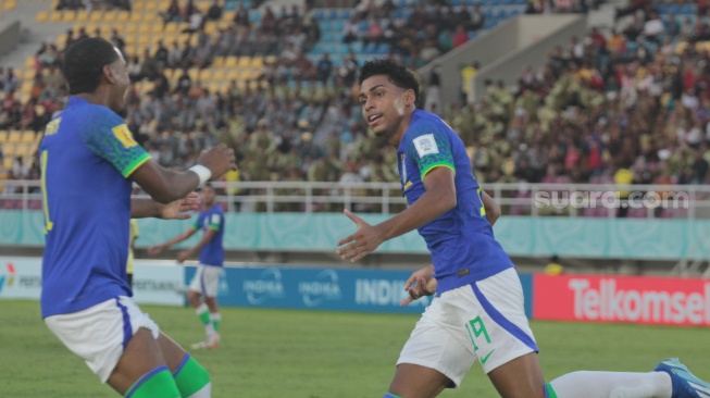 Striker Timnas Brasil U-17, Luighi berselebrasi bersama Lorran usai mencetak gol ke gawang Ekuador dalam babak 16 Besar Piala Dunia U-17 2023 di Stadion Manahan, Solo, Senin (21/11/2023). [Suara.com/Ronald Seger Prabowo]