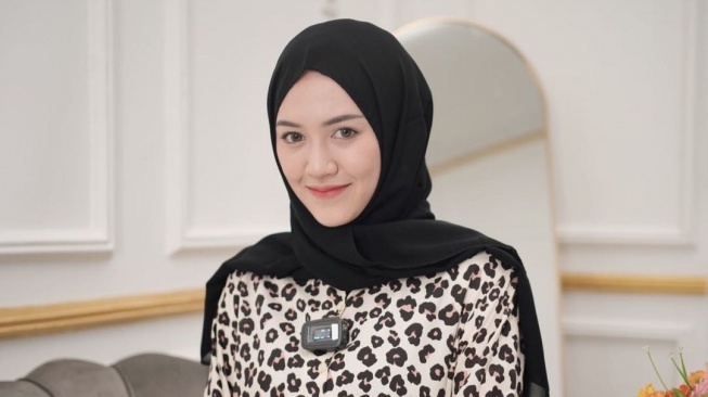 Tampil Cantik Menggunakan Jilbab, Happy Asmara Dilamar Warganet dengan Menggunakan Pantun