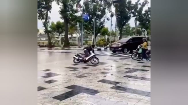 Simpang Jalan Sudirman Medan Dikeramik Bikin Pengendara Terpeleset, Publik Colek Bobby Nasution