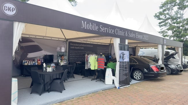 Seedert program menarik, mulai layanan cek kendaraan, emisi gas buang, test drive, sampai merchandise dengan diskon bisa didapatkan dalam Mobile Service Clinic and Sales Event Mercedes-Benz [PT MBDI/Inchape Indonesia].