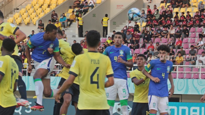 Striker Timnas Brasil U-17, Rayan melepas sundulan ke gawang Ekuador dalam babak 16 Besar Piala Dunia U-17 2023 di Stadion Manahan, Solo, Senin (21/11/2023). [Suara.com/Ronald Seger Prabowo]