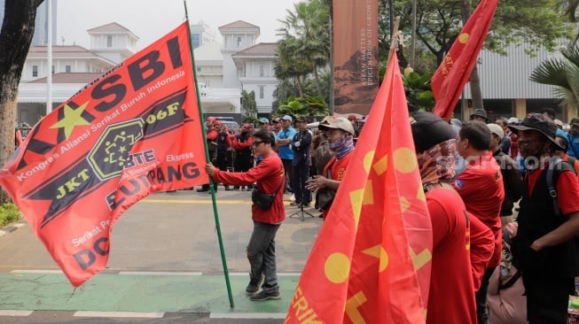 Massa buruh saat menggelar aksi unjuk rasa di depan Gedung Balai Kota DKI Jakarta, Selasa (21/11/2023). [Suara.com/Alfian Winanto]