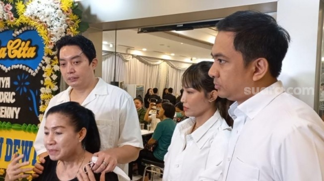 Ayu Dewi dan Regi Datang melayat ayah Edric Tjandra di RS Husada, Sawah Besar, Jakarta Pusat. Tampak ayu dan Regi bersama Edric dan sang ibu, Lo Fong Nyong. [Tiara Rosana/Suara.com]