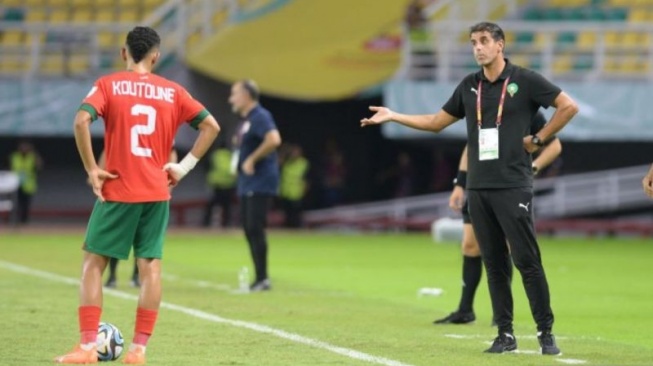 Pelatih Timnas Maroko Said Chiba (kanan) memberi arahan terhadap pemain pada waktu berjuang melawan Timnas Iran di sesi 16 besar Piala Bumi U-17 2023 pada Stadion Gelora Bung Tomo, Surabaya, Jawa Timur, Selasa (21/11/2023). (ANTARA FOTO/Ari Bowo Sucipto/nym.)