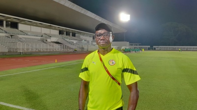 Pelatih Senegal U-17 Serigne Dia pada waktu mengawasi latihan jelang pertandingan di area Stadion Madya, Jakarta, Selasa (21/11/2023). (ANTARA/FAJAR SATRIYO)