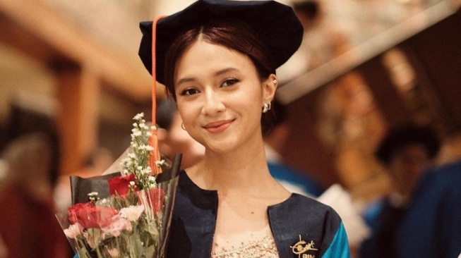 Artis Wisuda Sarjana Tahun 2023 (Instagram/@rahmaniaastrini)