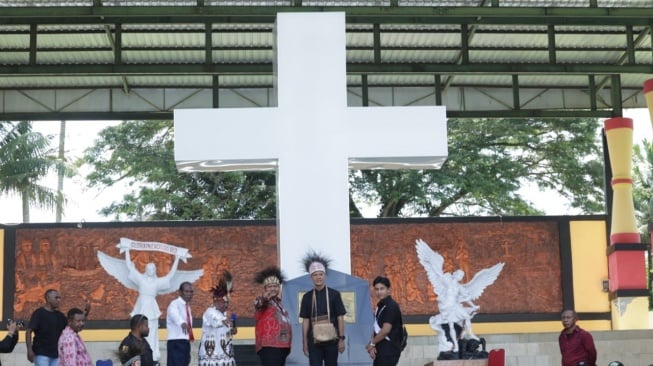 Calon presiden (capres) Ganjar Pranowo saat mengunjungi Pulau Mansinam, Distrik Manokwari Timur, Kabupaten Manokwari, Provinsi Papua Barat, Senin (20/11/2023). (Dok. Tim Ganjar)