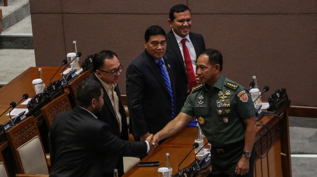 Panglima TNI tepilih Jenderal TNI Agus Subiyanto (kanan) berjabat tangan dengan sejumlah anggota DPR usai sidang paripurna di Kompleks Parlemen, Jakarta, Selasa (21/11/2023). [ANTARA FOTO/Asprilla Dwi Adha].