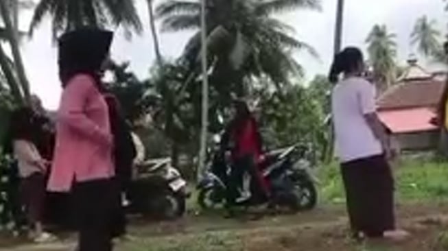 Heboh Siswi SMP di Pesisir Selatan Dikeroyok 3 Siswi Lain, Kepala Dipukuli dan Badan Ditendang hingga Terjatuh