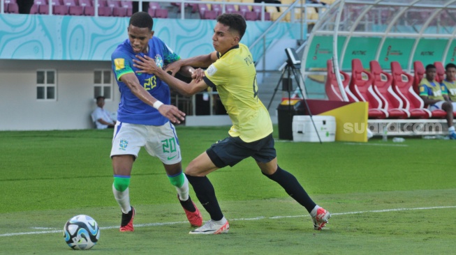 Striker Timnas Brasil U-17, Estevao berusaha melewati kawalan bek Ekuador, Jesus Polo dalam babak 16 Besar Piala Dunia U-17 2023 di Stadion Manahan, Solo, Senin (21/11/2023). [Suara.com/Ronald Seger Prabowo]