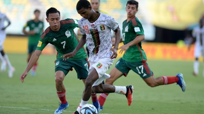 Pesepak bola Timnas Meksiko Brandon Lomeli (kiri) berebut bola dengan pesepak bola Timnas Mali Mahamoud Barry dalam pertandingan babak 16 besar Piala Dunia U-17 2023 di Stadion Gelora Bung Tomo, Surabaya, Jawa Timur, Selasa (21/11/2023). ANTARA FOTO/Ari Bowo Sucipto/nym.