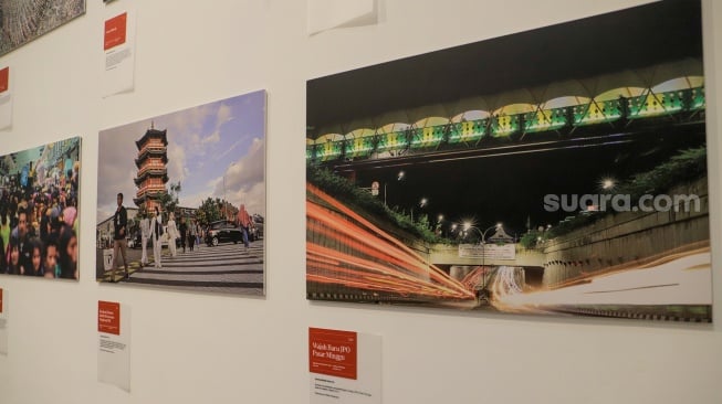 Salah satu karya dari Pewarta Foto Suara.com ikut dipamerkan di Pameran Foto Rekam Jakarta 2023 Masa ke Massa di Galeri Emiria Soenassa, Taman Ismail Marzuki (TIM), Jakarta, Selasa (21/11/2023). [Suara.com/Alfian Winanto]