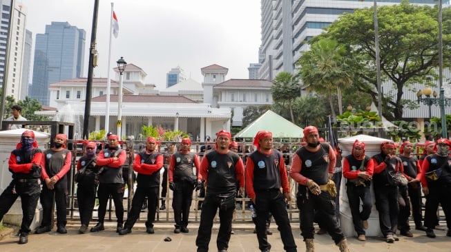 Massa buruh saat menggelar aksi unjuk rasa di depan Gedung Balai Kota DKI Jakarta, Selasa (21/11/2023). [Suara.com/Alfian Winanto]