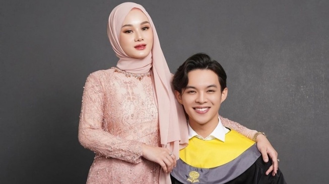 Artis Wisuda Sarjana Tahun 2023 (Instagram/@dindahw)