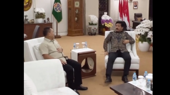 Eks Kepala Staf Angkatan Darat (KSAD) Dudung Abdurachman menemui Menteri ATR/BPN Hadi Tjahjanto di kantor Kementerian ATR/BPN di kawasan Jakarta Selatan, Senin (20/11/2023). (Tangkap layar IG @hadi.tjahjanto)