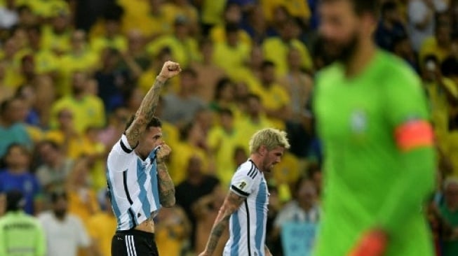 Bek Argentina Nicolas Otamendi (kiri) melakukan selebrasi setelah mencetak gol pada pertandingan kualifikasi Amerika Selatan Piala Dunia FIFA 2026 antara Brasil dan Argentina di Stadion Maracana di Rio de Janeiro, Brasil, pada 21 November 2023. CARL DE SOUZA / AFP