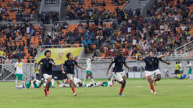 Para pemain Timnas Prancis U-17 berselebrasi bersama  usai berhasil memenangkan babak adu penalti melawan Timnas Senegal U-17 pada pertandingan babak 16 besar Piala Dunia U-17 2023 di Jakarta International Stadium (JIS), Jakarta, Rabu (22/11/2023). [Suara.com/Alfian Winanto]