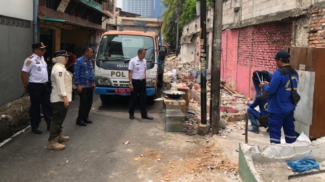 Satpol PP Bongkar 14 Bangunan di Grogol Petamburan, Lantaran Berdiri di Atas Saluran Air