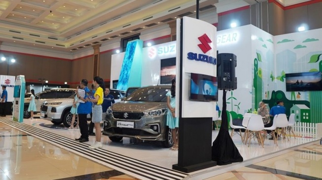 Bekerja sama dengan dealer Nusantara Jaya Sentosa (NJS), Suzuki menghadirkan jajaran kendaraan hybrid unggulan yaitu Grand Vitara, New XL7 Hybrid, dan All New Ertiga Hybrid untuk menyapa warga Jawa Barat dalam gelaran GIIAS Bandung 2023 [ANTARA/HO/SIS]