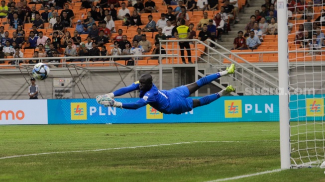 Penjaga gawang Timnas Senegal U-17 Serigne Diouf berusaha menghalau tembakan bola pemain Timnas Prancis U-17 dalam  pertandingan babak 16 besar Piala Dunia U-17 2023 di Jakarta International Stadium (JIS), Jakarta, Rabu (22/11/2023). [Suara.com/Alfian Winanto]