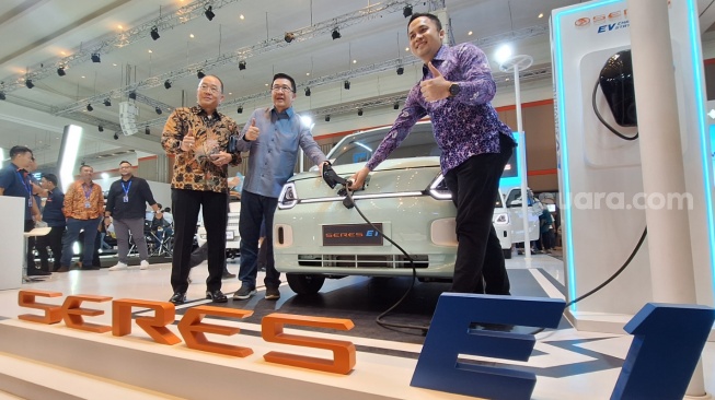 GIIAS Bandung 2023 Resmi Dibuka, DFSK dan Seres Boyong Dua Mobil Listrik (Suara.com/Rahman)