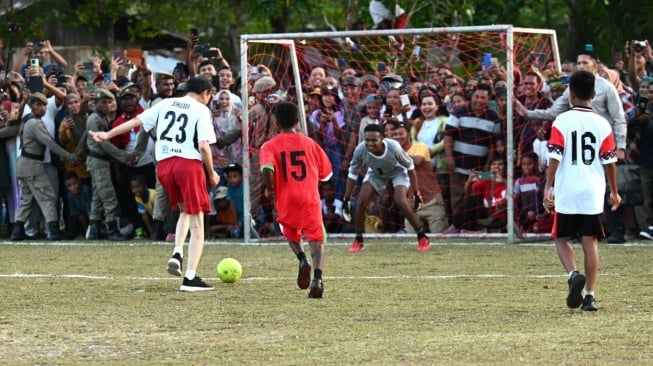 Presiden Joko Widodo atau Jokowi main sepak bola dengan pelajar di Lapangan Sepak Bola Sorido, Kabupaten Biak Numfor, Provinsi Papua, pada Rabu (22/11/2023). [Foto: Kris - Biro Pers Sekretariat Presiden]