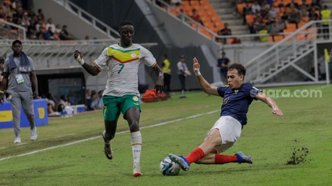 Pesepak bola Timnas Prancis U-17 Aymen Sadi berusaha menghentikan pemain Timnas Senegal Yaya Dieme U-17 dalam  pertandingan babak 16 besar Piala Dunia U-17 2023 di Jakarta International Stadium (JIS), Jakarta, Rabu (22/11/2023). [Suara.com/Alfian Winanto]

