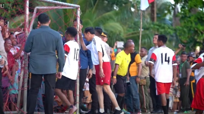 Aksi Jokowi Main Bola bareng Pelajar di Papua Seru! Sempat Cetak Gol Tapi Malah Kebobolan