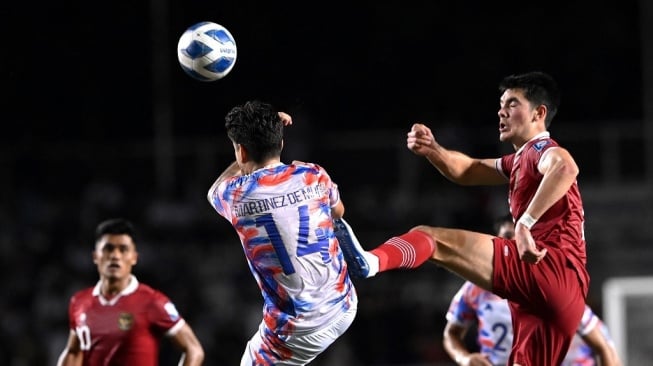 Pemain Timnas Indonesia, Elkan Baggott (kanan) tampil pada laga Kualifikasi Piala Dunia 2026 zona Asia kontra Filipina di Stadion Rizal Memorial, Manila, Filipina, Selasa (21/11). [JAM STA ROSA / AFP]