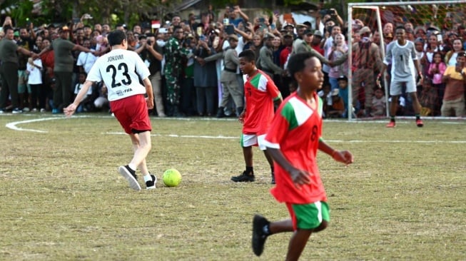 Presiden Joko Widodo atau Jokowi main sepak bola dengan pelajar di Lapangan Sepak Bola Sorido, Kabupaten Biak Numfor, Provinsi Papua, pada Rabu (22/11/2023). [Foto: Kris - Biro Pers Sekretariat Presiden]