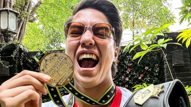 El Rumi memamerkan sabuk juara tinju dan medalinya melawan Jefri Nichol. [Instagram]