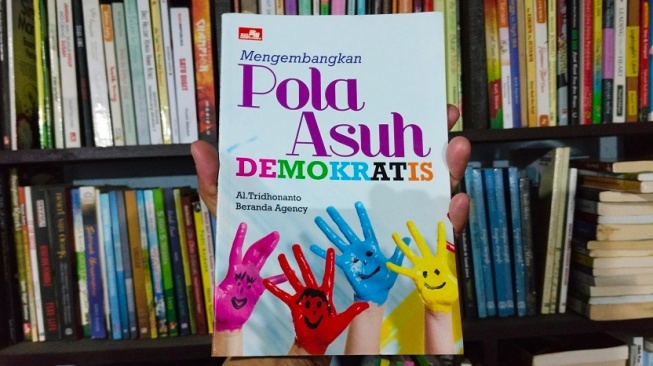 Ulasan Buku 'Mengembangkan Pola Asuh Demokratis', Menciptakan Keluarga Ideal