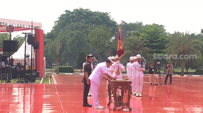 Laksamana TNI Yudo Margono resmi menyerahkan jabatan Panglima TNI kepada Jenderal TNI Agus Subiyanto dalam upacara serah terima jabatan (sertijab) di Plaza Mabes TNI, Jakarta Timur, Rabu (22/11/2023). (Suara.com/Rakha)