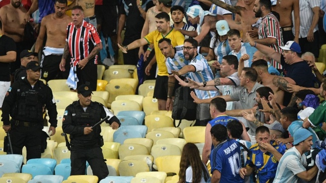 Polisi Brasil bentrok dengan suporter Argentina sebelum dimulainya pertandingan Kualifikasi Piala Dunia FIFA 2026 zona Amerika Selatan antara Brasil vs Argentina di Stadion Maracana di Rio de Janeiro, Brasil, pada 21 November 2023.CARL DE SOUZA / AFP.