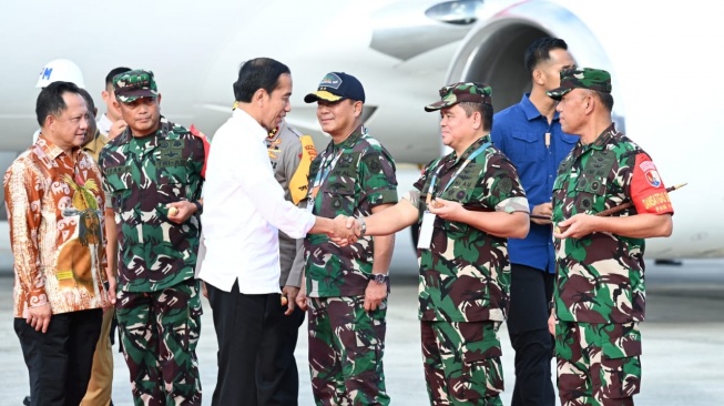 Presiden Joko Widodo atau Jokowi saat tiba di Bandara Internasional Frans Kaisiepo, Kabupaten Biak Numfor, Papua, Rabu (22/11/2023). [Kris - Biro Pers Sekretariat Presiden]