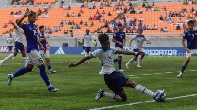 Pemain sepak bola Timnas U-17 Inggris Sam Amo-Ameyaw mencoba mengoper bola di depan gawang Timnas U-17 Uzbekistan pada laga babak 16 besar Piala Dunia U-17 2023 di Jakarta International Stadium (JIS), Jakarta, Rabu (22/11) /2023). [Pahami.id/Alfian Winanto]