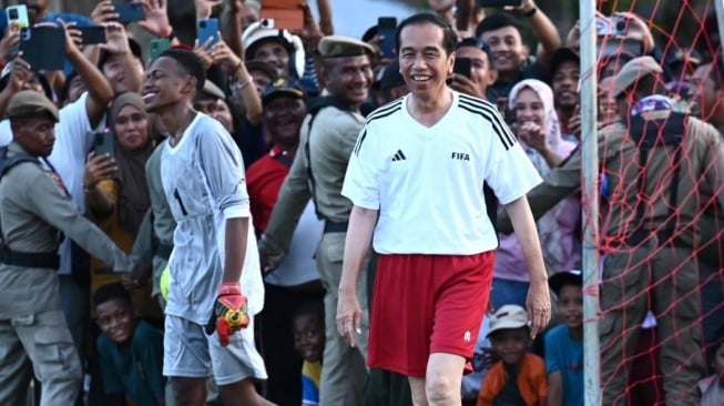 Presiden Joko Widodo atau Jokowi main sepak bola dengan pelajar di Lapangan Sepak Bola Sorido, Kabupaten Biak Numfor, Provinsi Papua, pada Rabu (22/11/2023). [Foto: Kris - Biro Pers Sekretariat Presiden]