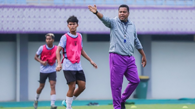 Pelatih Persita Tangerang Divaldo Alves memberikan instruksi kepada pemainnya saat latihan. (Liga Indonesia Baru) 