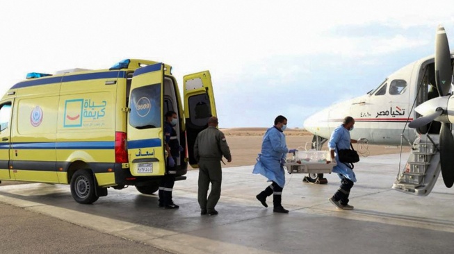 Gambar yang dirilis dari Kementerian Kesehatan Mesir, menunjukkan petugas medis mengangkut bayi prematur Palestina yang dievakuasi dari Gaza untuk dibawa ke dalam Ambulans di Bandara al-Arish Mesir, Senin (20/11/2023). [Egyptian Health Ministry / AFP]