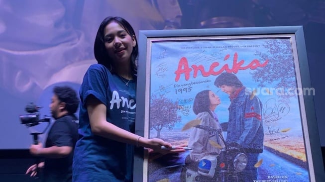 Zee JKT48 di konferensi pers rilis trailer film Ancika 1995 di kawasan MH Thamrin, Jakarta Pusat, Rabu (22/11/2023) [Suara.com/Tiara Rosana]