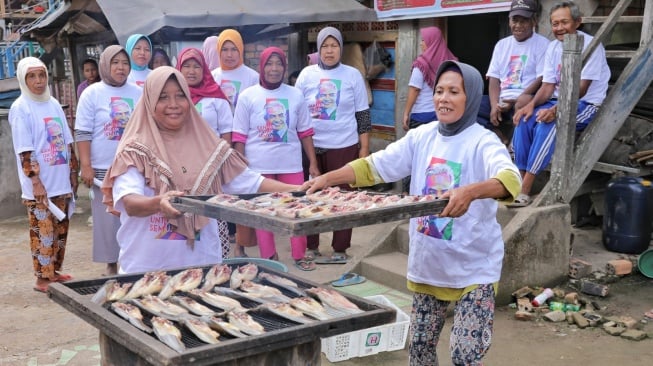 Bisa Jadi Peluang Usaha, Sukarelawan Wong Kito Dewe Gelar Pelatihan Ikan Lele Asap