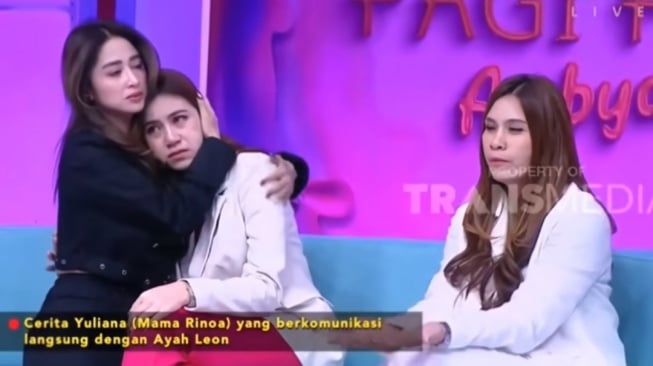 Dewi Perssik peluk Rinoa Aurora (YouTube/TRANS TV Official)