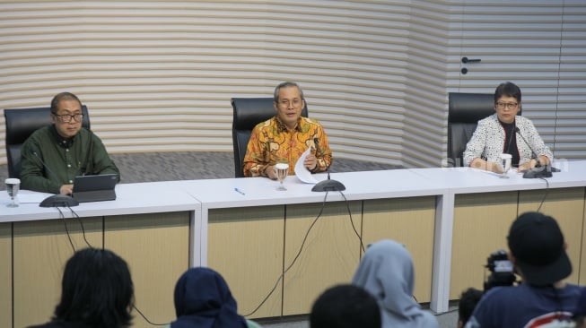 Wakil Ketua Komisi Pemberantasan Korupsi (KPK) Alexander Marwata (tengah), memberikan keterangan pers, didamping Sekjen KPK RI Cahya Harefa (kiri), dan Kepala Biro Humas KPK Yuyul Andriati Iskak (kanan) di Gedung Merah Putih KPK, Jakarta, Kamis (23/11/2023). [Suara.com/Alfian Winanto]