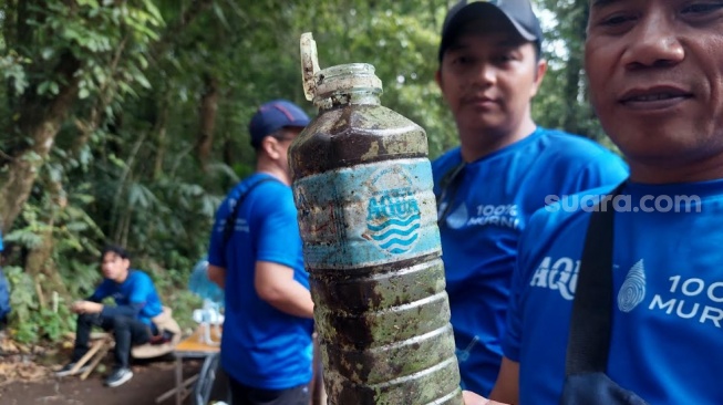 Ditemukan Sampah Botol Plastik Berusia 40 Tahun di Jalur Pendakian Gunung Pangrango, Masih Bisa Diaur Ulang?