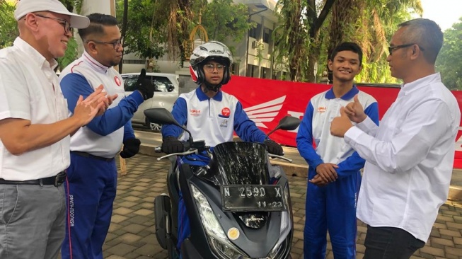 Ketua Yayasan AHM Ahmad Muhibbuddin dan para duta Safety Riding berbincang-bincang menjelang seremoni penyerahan beasiswa secara simbolis [PT AHM].