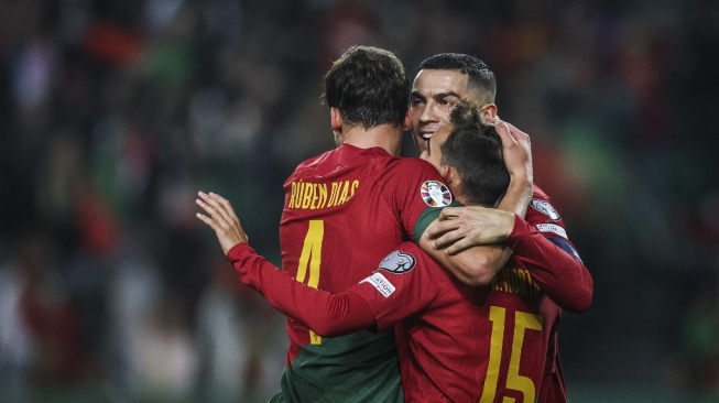 Gelandang timnas Portugal, Ricardo Horta melakukan selebrasi bersama Ruben Dias dan Cristiano Ronaldo setelah mencetak gol kedua timnya, selama pertandingan Grup J Kualifikasi Euro 2024 antara Portugal vs Islandia di stadion Jose Alvalade di Lisbon pada November 19 Agustus 2023.PATRICIA DE MELO MOREIRA / AFP.