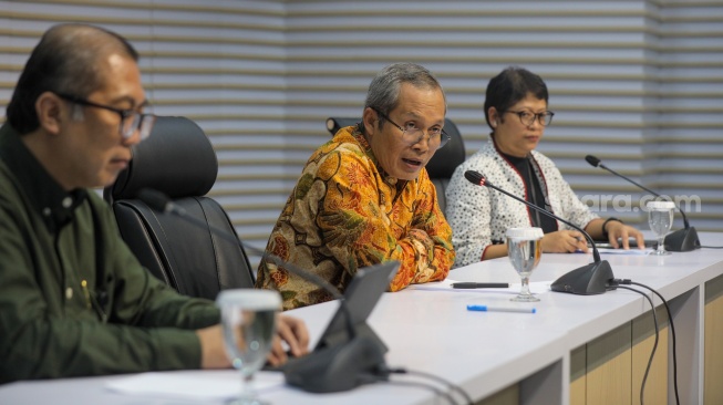 Wakil Ketua Komisi Pemberantasan Korupsi (KPK) Alexander Marwata (tengah), memberikan keterangan pers, didamping Sekjen KPK RI Cahya Harefa (kiri), dan Kepala Biro Humas KPK Yuyul Andriati Iskak (kanan) di Gedung Merah Putih KPK, Jakarta, Kamis (23/11/2023). [Suara.com/Alfian Winanto]