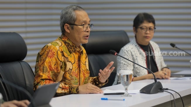 Wakil Ketua Komisi Pemberantasan Korupsi (KPK) Alexander Marwata (kiri) dan Kepala Biro Humas KPK Yuyul Andriati Iskak (kanan) di Gedung Merah Putih KPK, Jakarta, Kamis (23/11/2023). [Suara.com/Alfian Winanto]