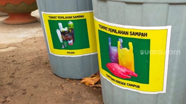 Praktik pemilihan sampah yang dilakukan di KBA Pekayon  [Suara.com/CNR ukirsari].